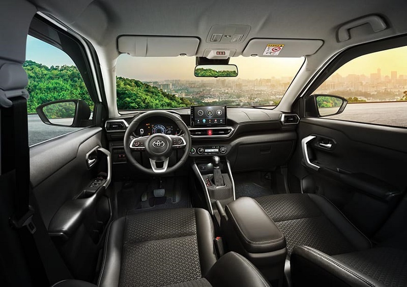 Toyota Raize và Land Cruiser