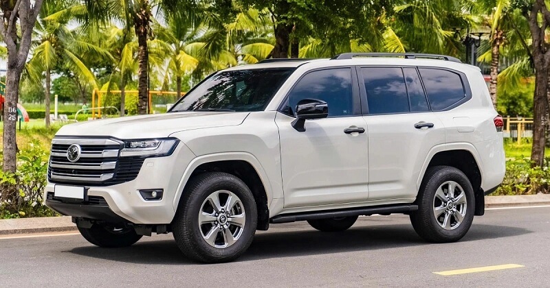 Toyota Raize và Land Cruiser