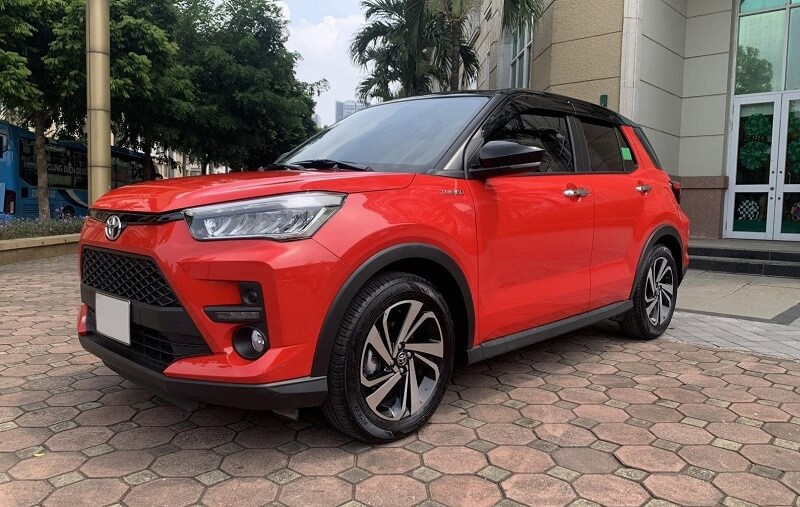 So sánh Toyota Raize và Toyota Camry