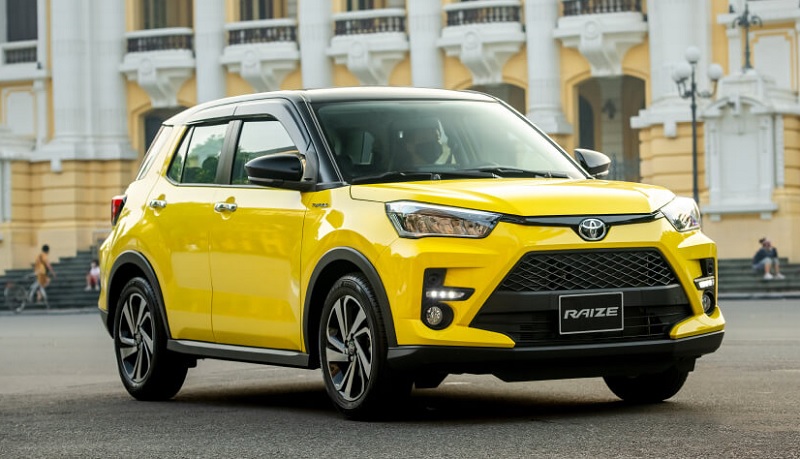 So sánh Toyota Raize và Toyota Camry qua động cơ vận hành
