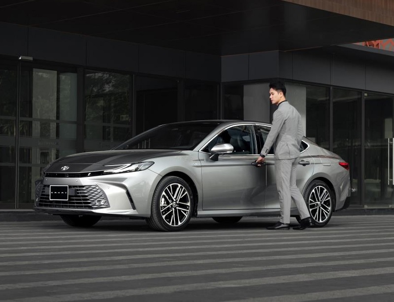 So sánh Toyota Raize và Toyota Camry qua cảm giác cầm lái