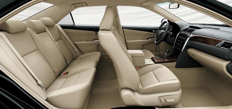 So sánh Toyota Raize và Toyota Camry qua ghế ngồi