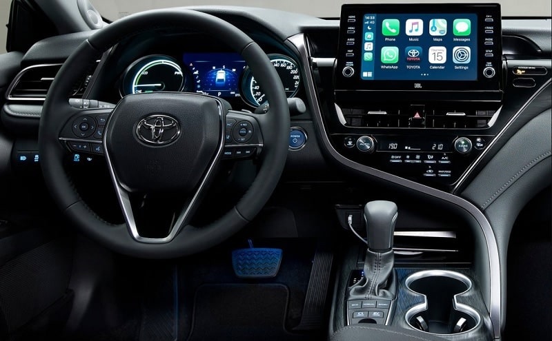 So sánh Toyota Raize và Toyota Camry qua trang bị tiện ích