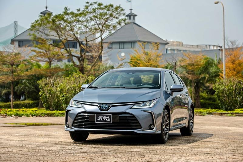 So sánh Toyota Raize và Toyota Corolla Altis qua tiết kiệm nhiên liệu