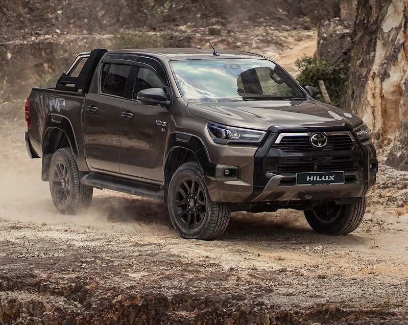 So sánh Toyota Raize và Toyota Hilux qua chi phí nuôi xe