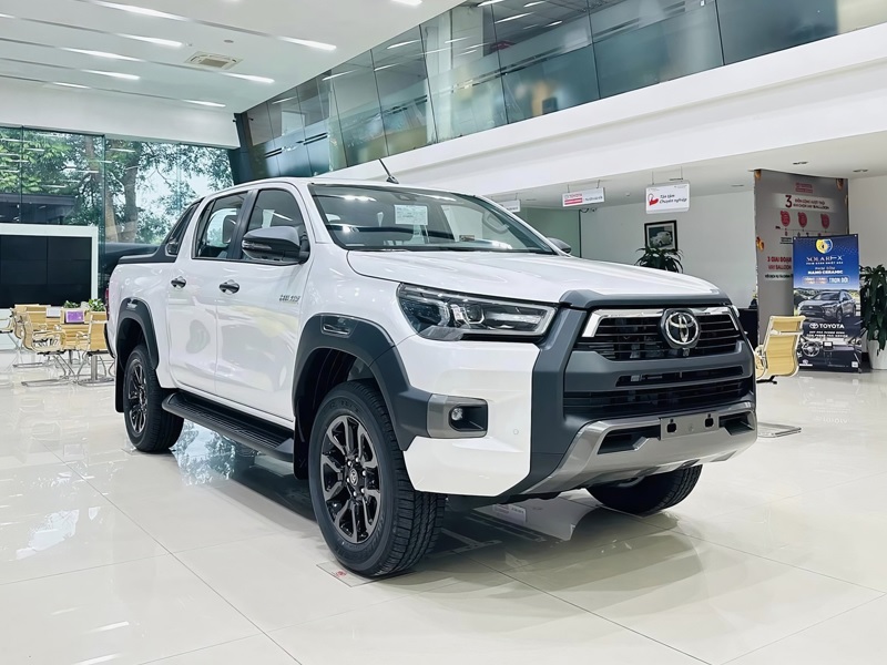 So sánh Toyota Raize và Toyota Hilux qua ngoại thất