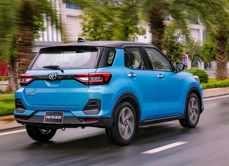 So sánh Toyota Raize và Toyota Hilux qua cảm giác lái