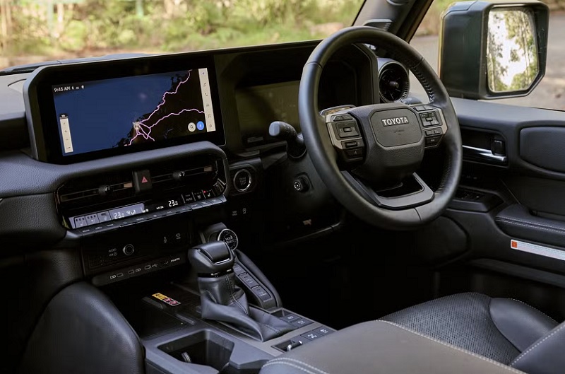 So sánh Toyota Raize và Toyota Hilux qua nội thất