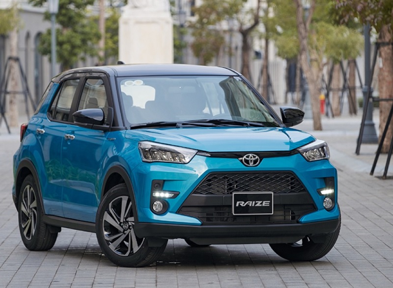 So sánh Toyota Raize và Toyota Innova qua giá bán và chi phí nuôi xe