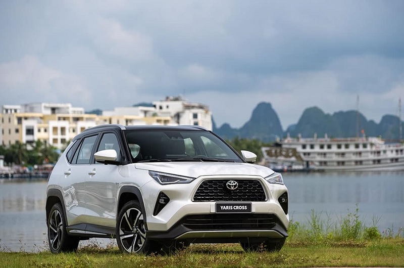 So sánh Toyota Yaris Cross và Land Cruiser qau tiêu thụ nhiên liệu