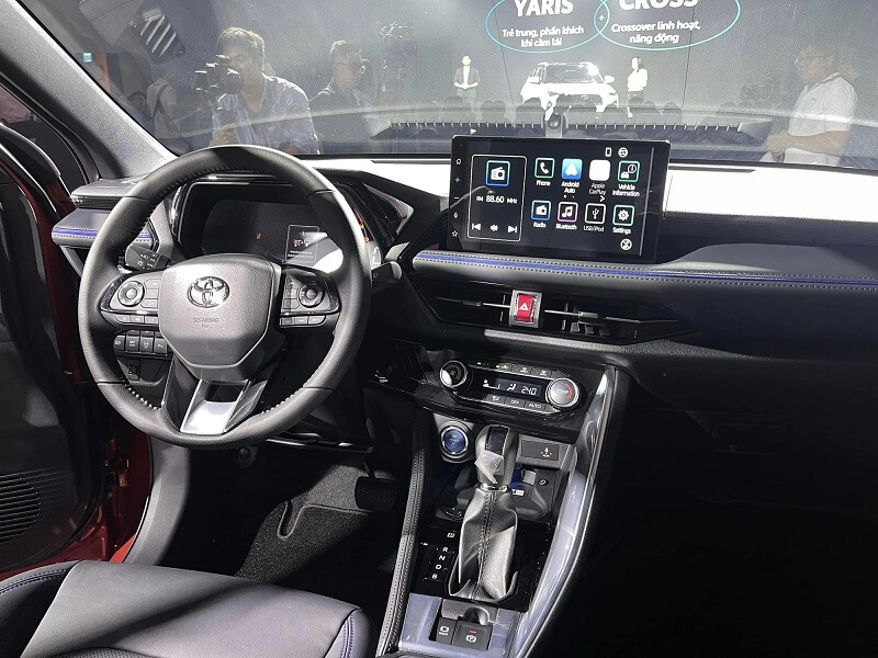 So sánh Toyota Yaris Cross và Land Cruiser qua nội thất và trang bị tiện ích