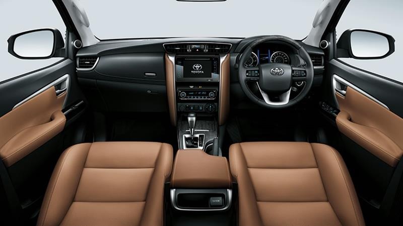 So sánh Toyota Yaris Cross và Toyota Fortuner qua trang bị tiện ích
