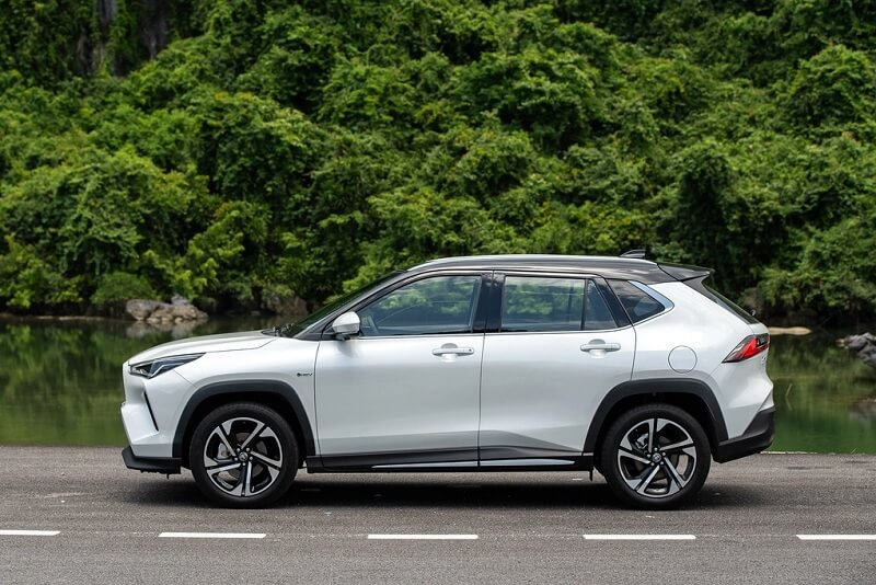 So sánh Toyota Yaris Cross và Toyota Fortuner qua thân xe