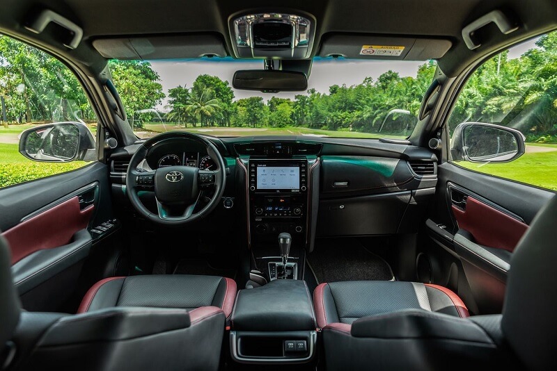 So sánh Toyota Yaris Cross và Toyota Fortuner qua nội thất