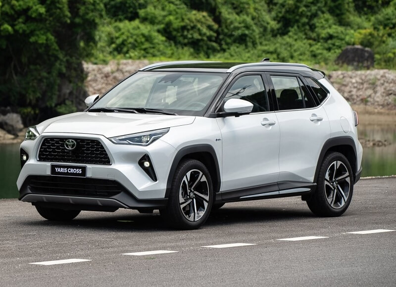 Toyota Yaris Cross trẻ trung, Toyota Hilux mạnh mẽ, đèn LED nổi bật