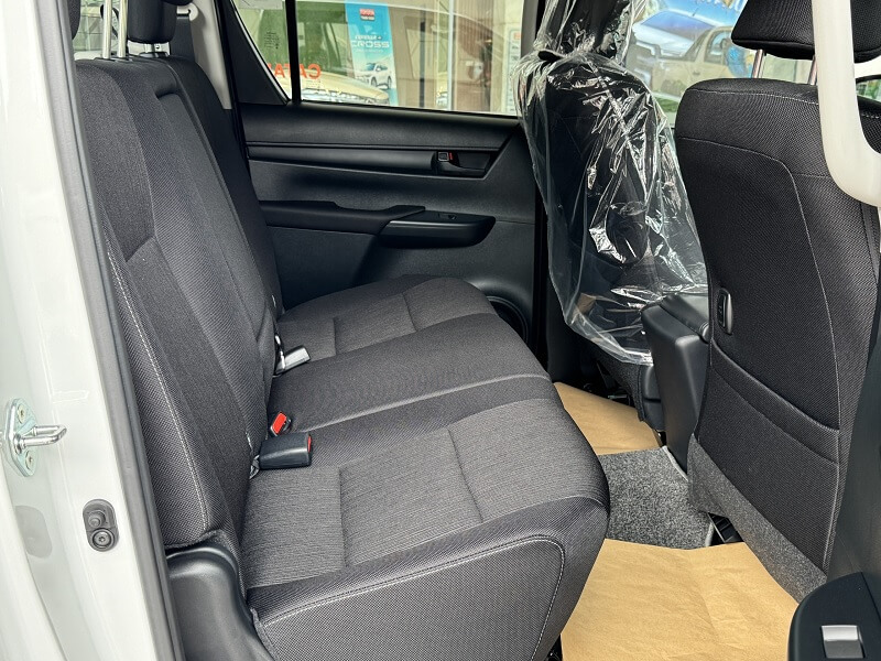 Toyota Yaris Cross và Toyota Hilux qua ghế ngồi