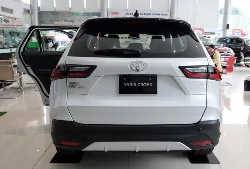 Toyota Yaris Cross và Toyota Hilux qua đuôi xe