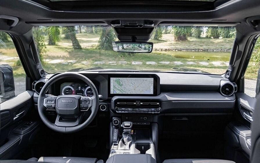 Toyota Yaris Cross và Toyota Hilux qua khoang lái