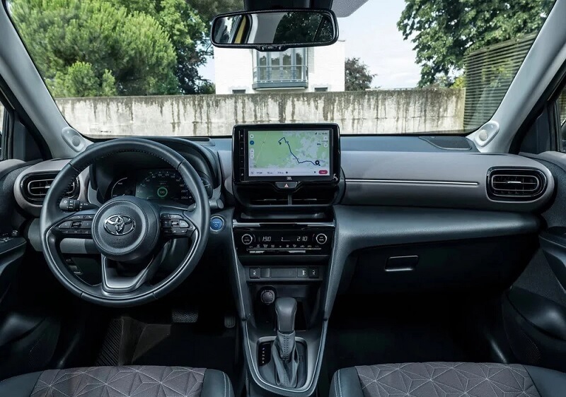So sánh Toyota Yaris Cross và Toyota Prado qua nội thất và tiện nghi