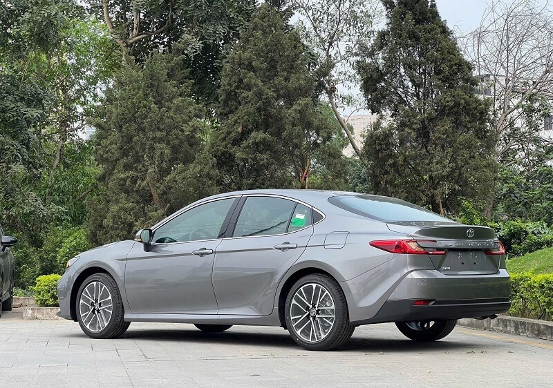 So sánh Toyota Camry và Toyota Land Cruiser qua thiết kết