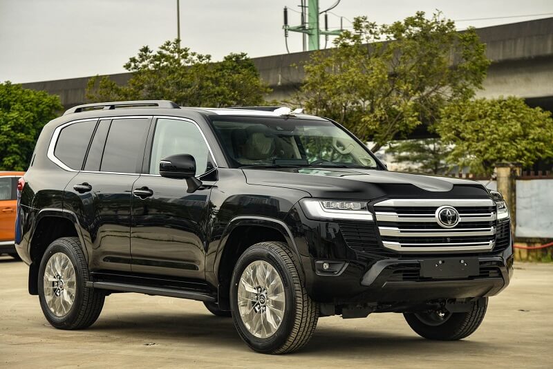 So sánh Toyota Camry và Toyota Land Cruiser qua giá lăn bánh