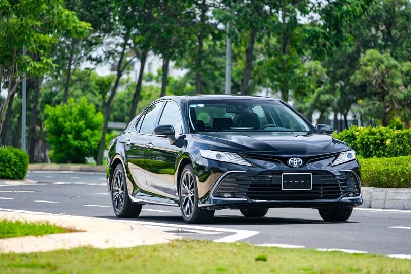 So sánh Toyota Camry và Toyota Land Cruiser qua hệ thống vận hành