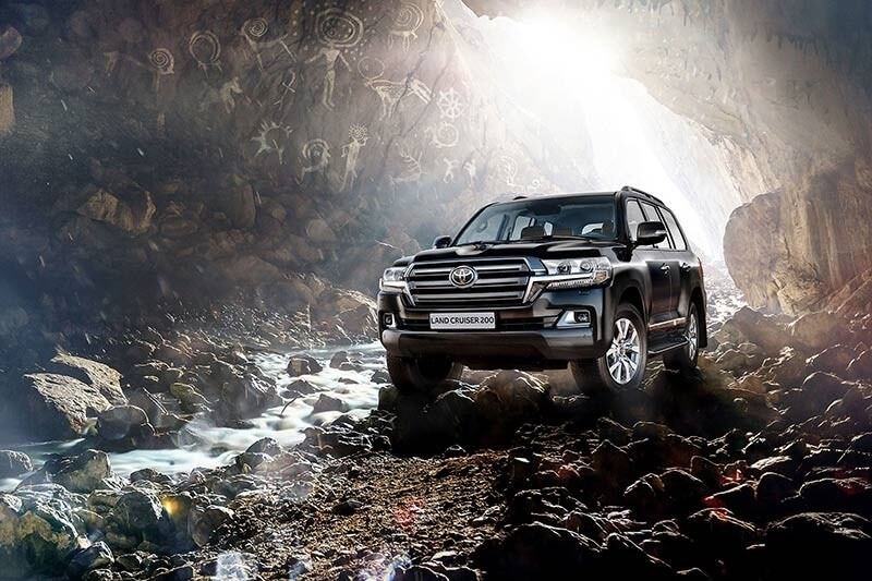 So sánh Toyota Camry và Toyota Land Cruiser qua khả năng tiết kiệm nhiên liệu