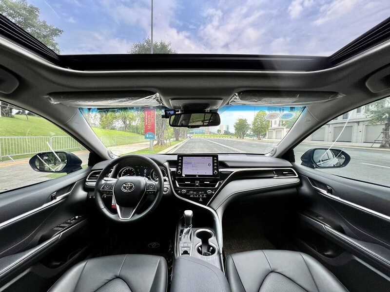 So sánh Toyota Camry và Toyota Land Cruiser qua nội thất