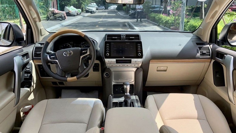 So sánh Toyota Camry và Toyota Land Cruiser qua nội thất