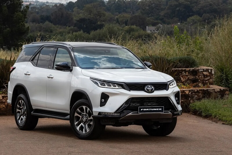 So sánh Toyota Camry và Toyota Fortuner chi tiết qua giá lăn bánh