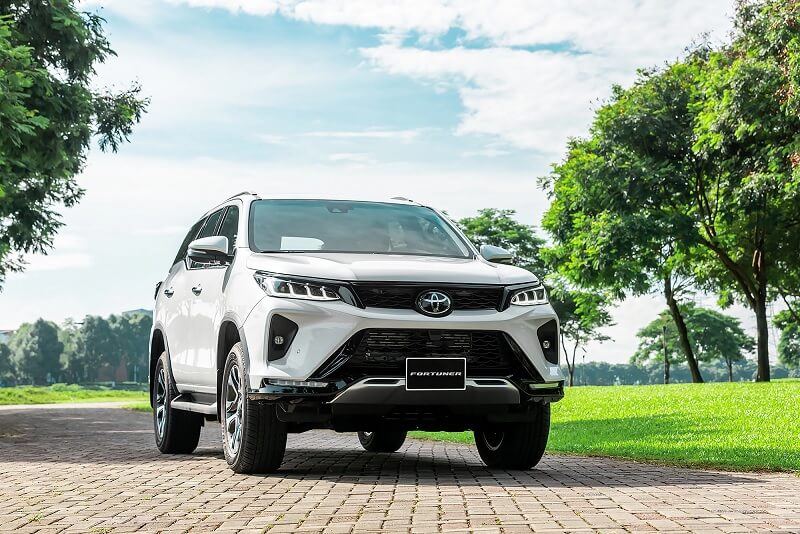 So sánh Toyota Camry và Toyota Fortuner chi tiết qua khả năng vận hành