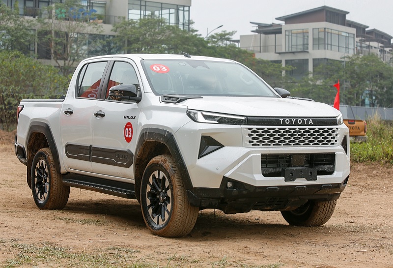 So sánh Toyota Camry và Toyota Hilux qua hệ thống an toàn