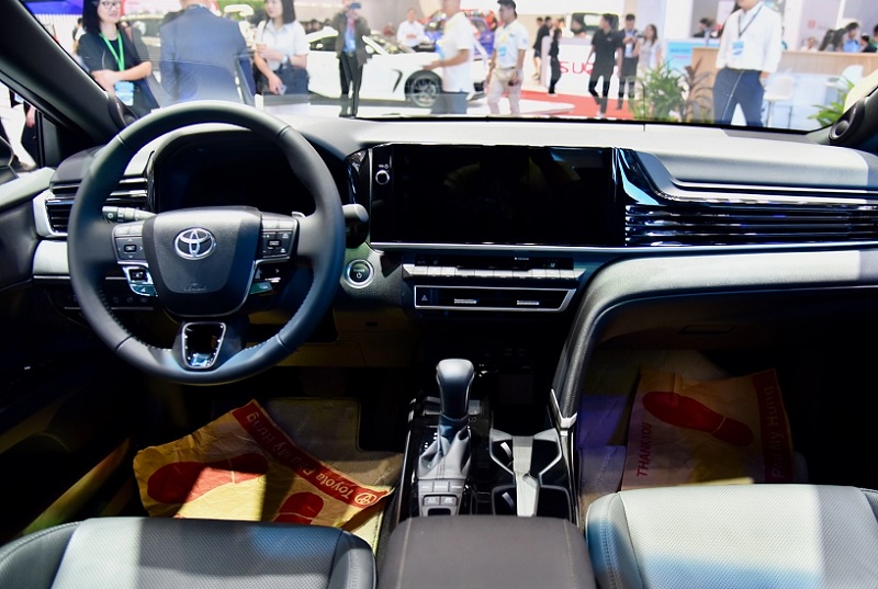 So sánh Toyota Camry và Toyota Hilux qua nội thất