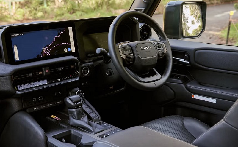 So sánh Toyota Camry và Toyota Hilux qua trang bị tiện ích
