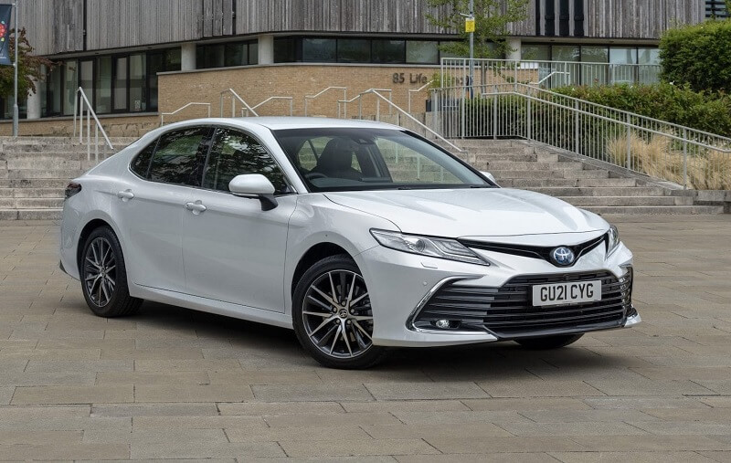 So sánh Toyota Camry và Toyota Prado qua giá bán