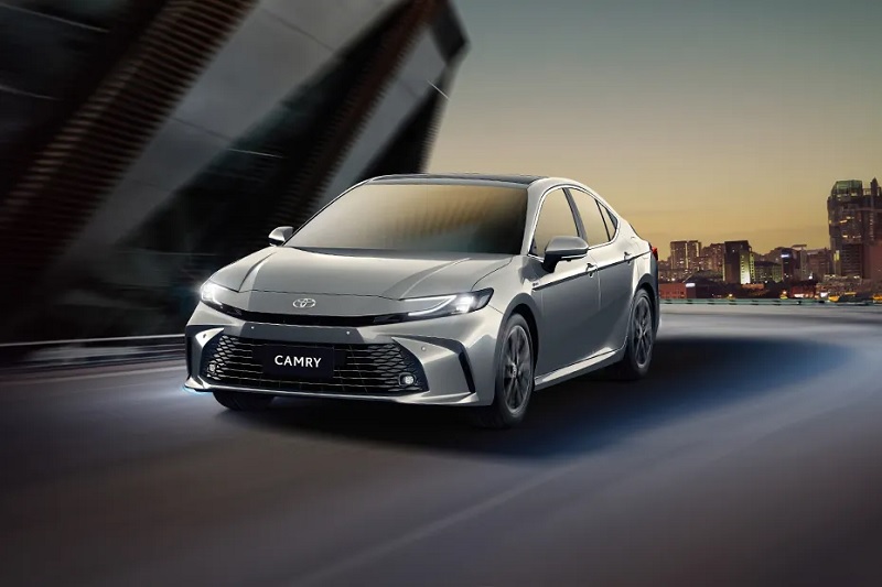 So sánh Toyota Camry và Toyota Prado qua công nghệ mới