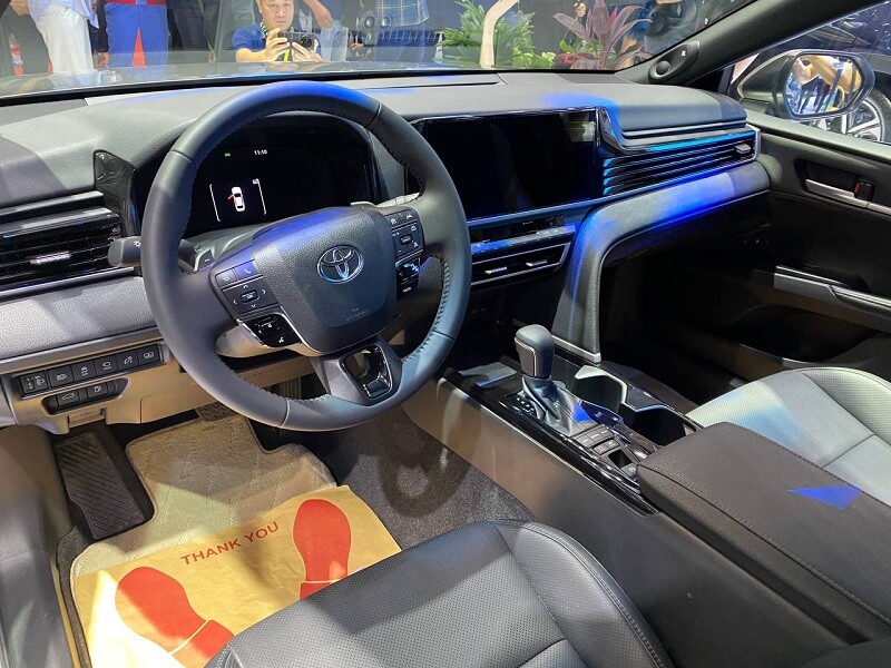 So sánh Toyota Camry và Toyota Prado qua nội thất và Tiện nghi