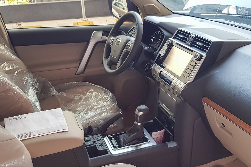 So sánh Toyota Camry và Toyota Prado qua nội thất và Tiện nghi