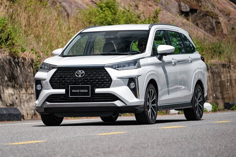 So sánh Toyota Camry và Toyota Veloz Cross qua động cơ vận hành
