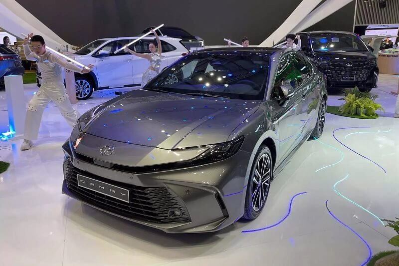 So sánh Toyota Camry và Toyota Veloz Cross qua công nghệ mới