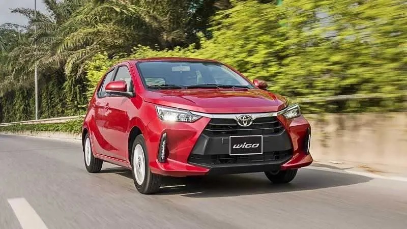 Toyota Camry và Toyota Wigo