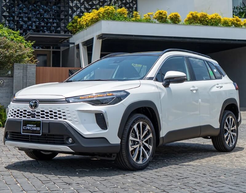 So sánh Toyota Corolla Cross và Land Cruiser qua thiết qua nội thất