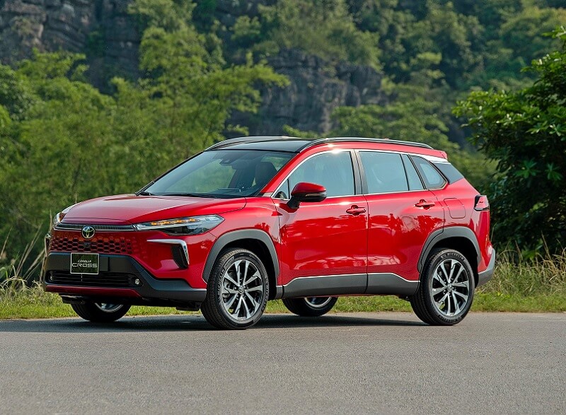 So sánh Toyota Corolla Cross và Land Cruiser qua chi phí sử dụng