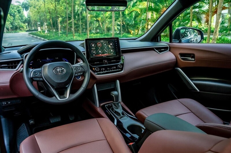 So sánh Toyota Corolla Cross và Toyota Prado qua nội thất và Tiện nghi