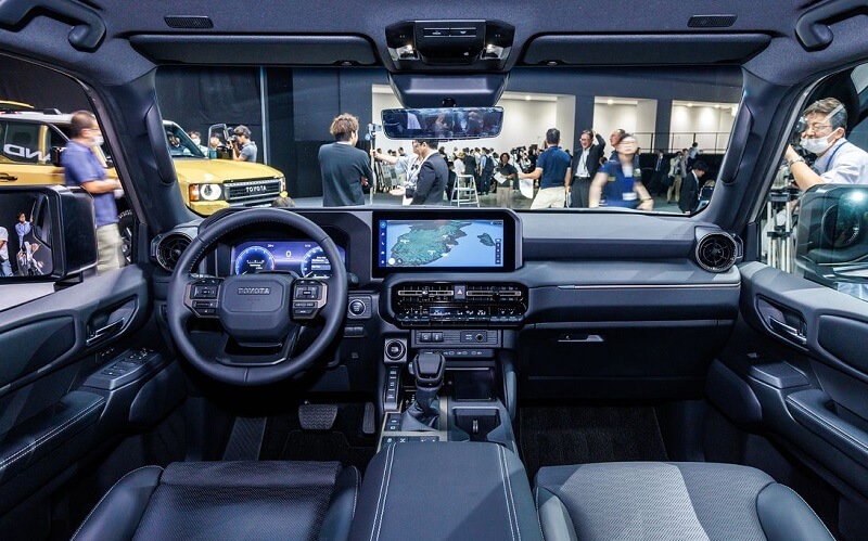 So sánh Toyota Corolla Cross và Toyota Prado qua nội thất và Tiện nghi