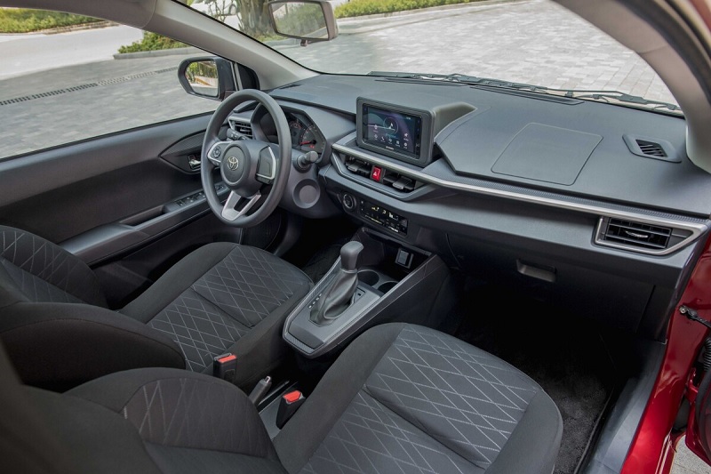 So sánh Toyota Veloz Cross và Toyota Wigo qua nội thất thông minh