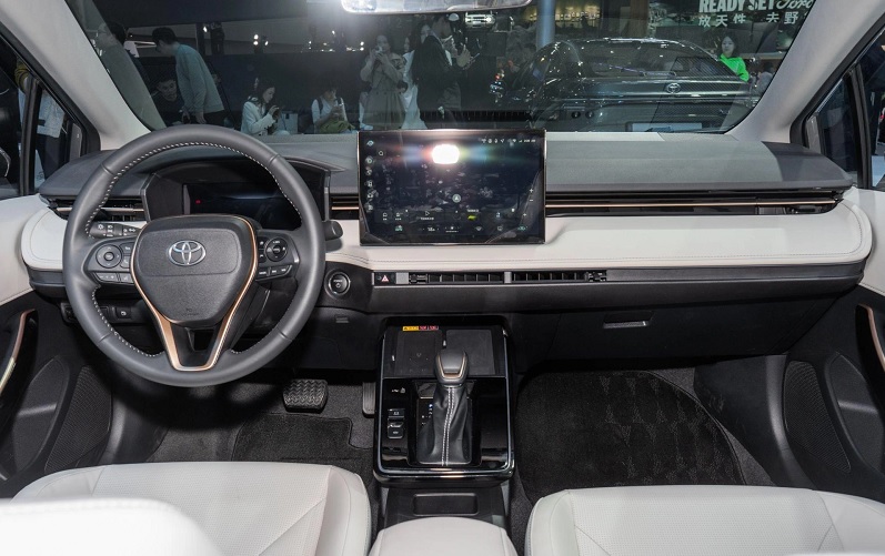 So sánh Toyota Avanza và Toyota Corolla Altis qua khả năng tối ưu không gian
