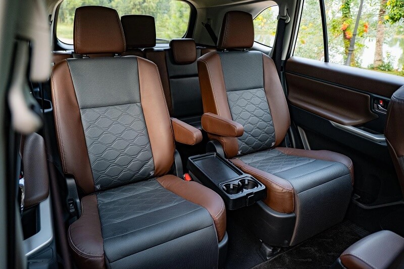 So sánh Toyota Avanza và Toyota Innova qua khoang lái