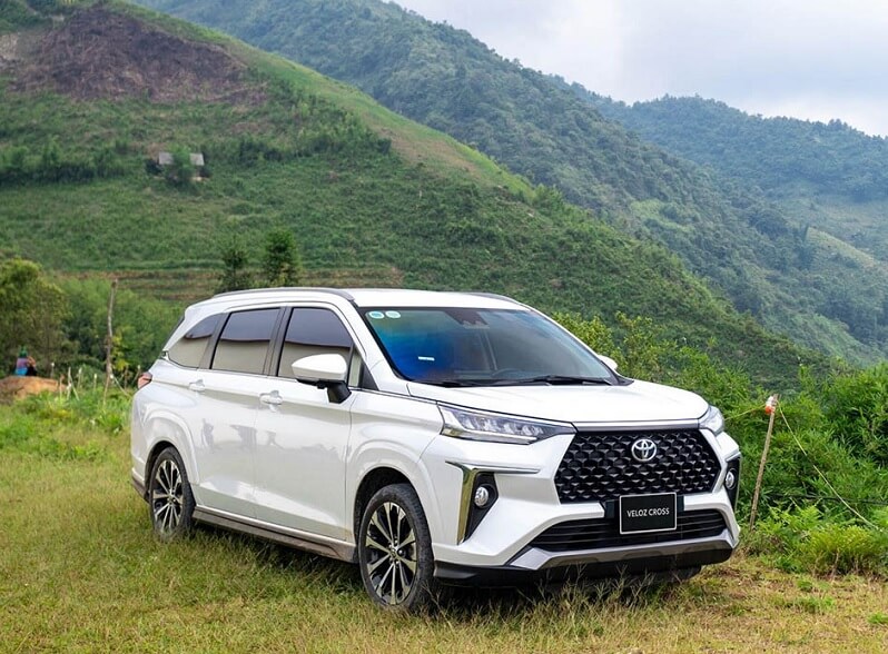 So sánh Toyota Veloz Cross và Toyota Corolla Altis qua giá bán và chi phí nuôi xe