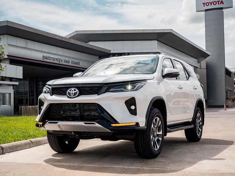 So sánh Toyota Veloz Cross và Toyota Fortuner qua tiết kiệm nhiên liệu